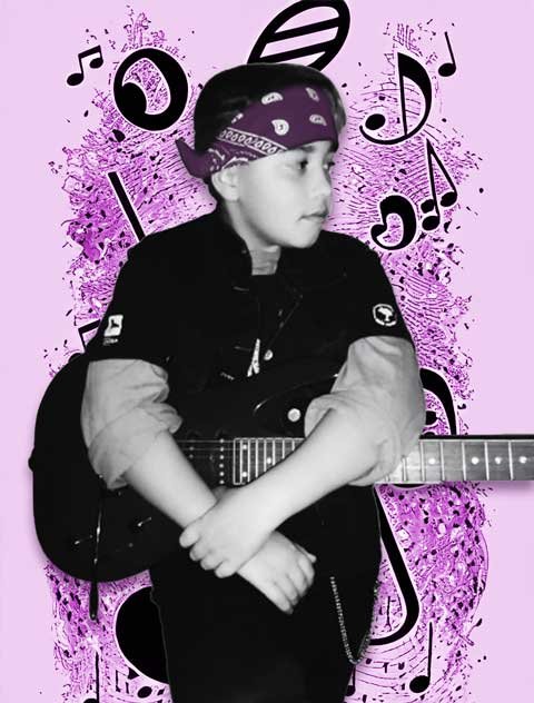 Lautaro 'Krono' Finelli posando con una guitarra eléctrica frente a una pared texturizada, estilo artístico monocromático.